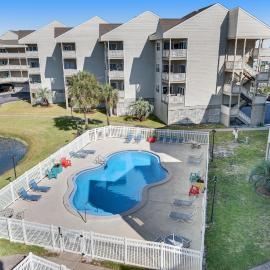 Condo with partial bay view onsite fishing dock beach access & shared pool, hotel in Pensacola Beach