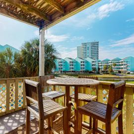 Sound-front home with fishing dock balcony sundeck & easy beach access, Hotel in Pensacola Beach