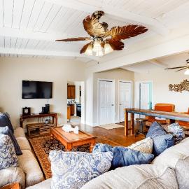 Dog-friendly beach home with expansive deck amazing views & outdoor shower, hotel in Pensacola Beach