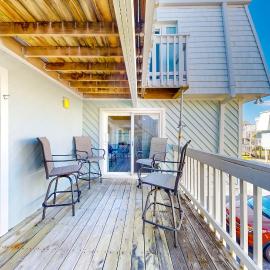 Sound-Side Condo with Grill Deck & W&D and Shared Pool, hotel in Pensacola Beach