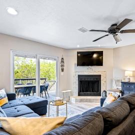 Dog-friendly townhome with private deck charming interior washer&dryer & AC, hotel v destinaci Gulf Breeze