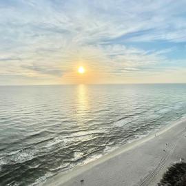 Beachfront resort condo with gulf views pools splash pad hot tub & gym, hotel v destinácii Panama City Beach