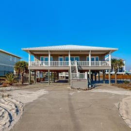 Spacious Gulf-View Home with Large Decks Private W&D and Steps Away From Beach, hotel in Navarre