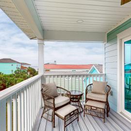 Gorgeous dog-friendly condo private balcony and close to beach, hotel in Navarre