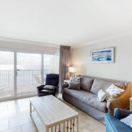 5th Floor Pretty Gulf-front Condo Great Amenities Near shops and dining