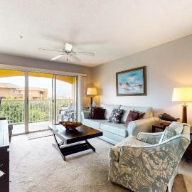 Cozy condo with beach access plus pool tennis & pickleball - near everything