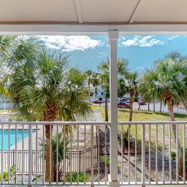 Modern beach condo with pool hot tub well-equipped kitchen balcony & W&D, hotelli kohteessa Perdido Key