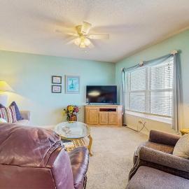 Beautiful beachfront condo with shared pool & beach access, hotel in Fort Walton Beach