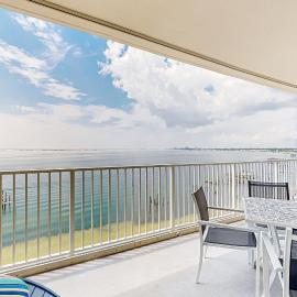 Waterfront condo with beach access pools balcony central AC & W&D, hotelli kohteessa Perdido Key