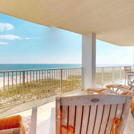 Spacious multi unit condo with two kitchens shared pool & beach access, Hotel in Perdido Key