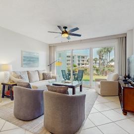 Coastal condo with lagoon pool bike rentals tennis pickleball & beach access, Hotel in Seacrest