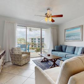 Beautiful 3rd-floor villa with hot tub tennis pickleball & balcony with views, hotel di Seacrest