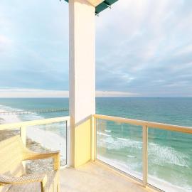 Luxury Penthouse Condo with Oceanfront Views & Platinum Beach Service, hotel in Navarre