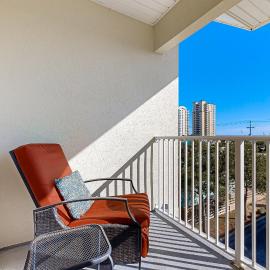 Spacious Condo with Balcony in Navarre Beach with Shared Pool, hotel in Navarre