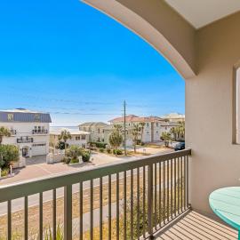 Gulfside condo with wifi private balcony central ac W&D pool and hot tub