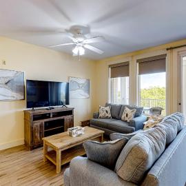 Delightful condo with pools hot tub tennis court grilling area