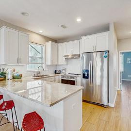Spacious Seabreeze Trail home with gulf views & shared pool - short walk to beach