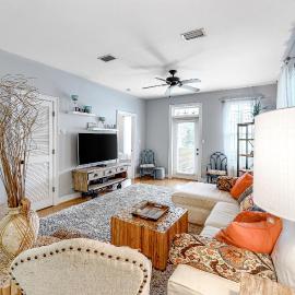 Cute roomy condo with fast WiFi AC balcony pool & heated toilet seats, hotel in Santa Rosa Beach