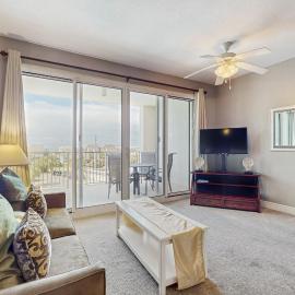 Coastal condo with a scenic balcony pool and gym access - W&D & Wifi, hotel in Destin