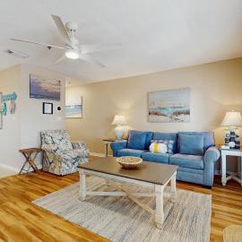 Bright open 3rd-floor condo with pool views from private balcony - next to beach, hotel in Santa Rosa Beach