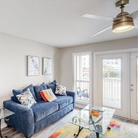 Updated condo with balcony central AC pools hot tub grills & beach access, Hotel in Perdido Key