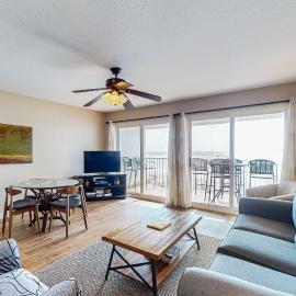 Charming gulf-front 2nd floor condo in South Walton Outdoor showers on-site, hotel in Santa Rosa Beach