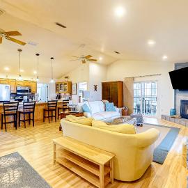 Beautiful dog-friendly home with screened porch & pool access in great location, hotel din Cape San Blas