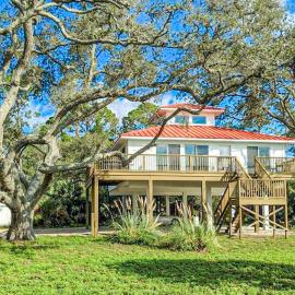 Dog-friendly home with lovely water view roomy deck fast WiFi central AC W&D, Hotel in Eastpoint
