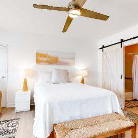 Adorable studio for two just steps from the beach - shared pool & tennis courts, hotel v destinácii Santa Rosa Beach