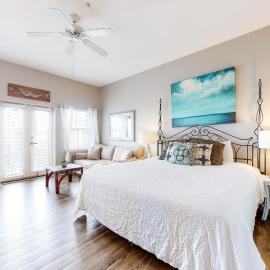 Cozy Hotel-Style- near beach & dining with kitchenette pools hot tub & tennis, hotel in Santa Rosa Beach
