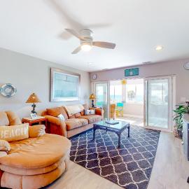 Gulf view getaway across from the beach with sunrooms gas grills AC & yard, hotel a Mexico Beach