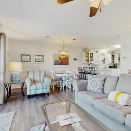 Cozy coastal condo dog friendly with shared pool and close to beach، فندق في شاطئ سانتا روزا