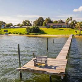 Waterfront pet friendly home with Grill Wifi and gorgeous water views, hótel í Pensacola