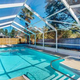 Single-level home with fenced yard private pool & washer&dryer, hotelli kohteessa Pensacola