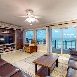 Third-floor bright Gulf front condo with dreamy views - close to everything