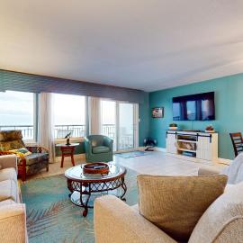 6th-floor bright Gulf-front condo with views - close to entertainment, hotel in Fort Walton Beach