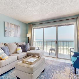 Seventh-floor comfortable condo - steps to the beach & convenient to shopping, hotel in Fort Walton Beach