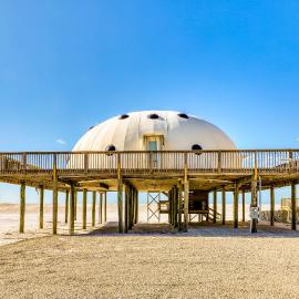 Unique waterfront home with wraparound deck and private grill - free WiFi, hotel in Cape San Blas