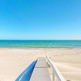 Upscale beachfront home with private hot tub grill on-site pools gym dogs OK, hotel in St. George Island