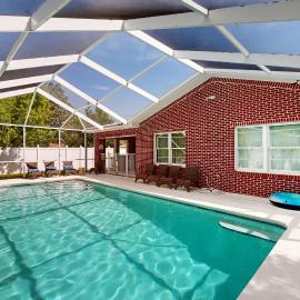 Lovely house with private saltwater pool & screened lanai - snowbird-friendly, hotel in Fort Walton Beach