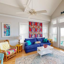Beachfront home with expansive deck screened porch washer&dryer & central AC, hotel in St. George Island