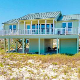 Dog-friendly beachfront bungalow with gorgeous views outdoor shower and deck, hotel in St. George Island