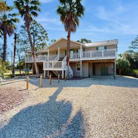 Gorgeous coastal home with full kitchen close to beach, hotel in St. George Island