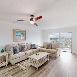 Beachfront condo with two pools sauna & tennis court access - scenic balcony