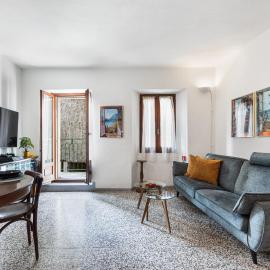 Casa Piazzetta - Lake Como WiFi & A-C, hotelli kohteessa Dorio
