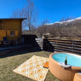 CHALET EN FUSTE, JACUZZI PRIVE, TERRASSE et VUE MONTAGNE DANS CAMPING 3 ETOILES