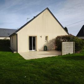 Sweet Omaha maison bien équipée, poele à granulés, chiens bienvenus, avec jardin clos belle terrasse aménagée, 4 chambres dont 2 au rdc, 2 wc, parking privatif 2 kms plage d'Omaha Beach, 5 mn en voiture superette, proche Port en Bessin et Bayeux