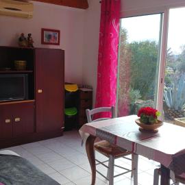 Maisonnette climatisée avec jardin, hotel Sabran városában