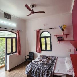 The Travelers Nest Home Stay, hotel a Jhānsi