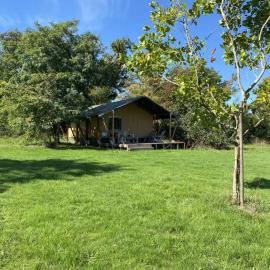 Comfort Safari Tent with Terrace on Nature Campground in France, hotel in Saint-Désiré